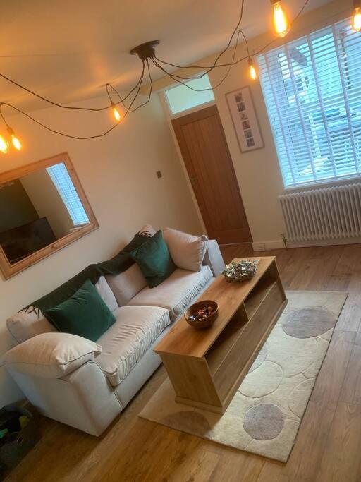 Quaint 1 Bedroom Cottage In Pudsey, Leeds المظهر الخارجي الصورة